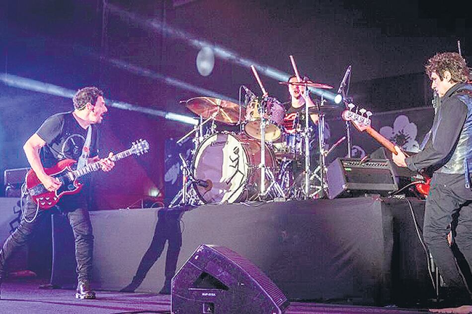 El power trío integrado por Ricardo Mollo, Diego Arnedo y Catriel Ciavarella actuó ante unas 20 mil personas.