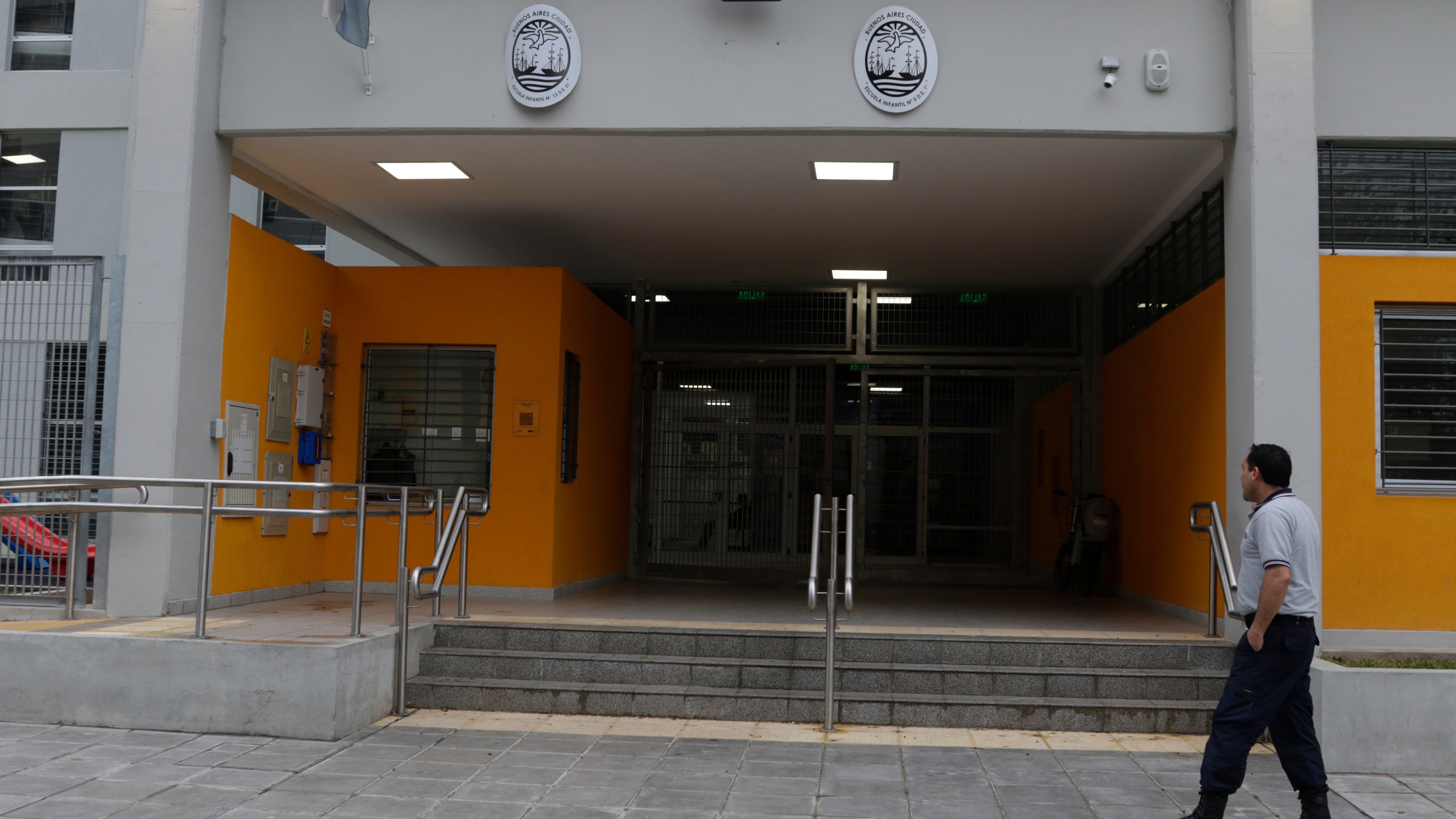 El frente de la escuela.