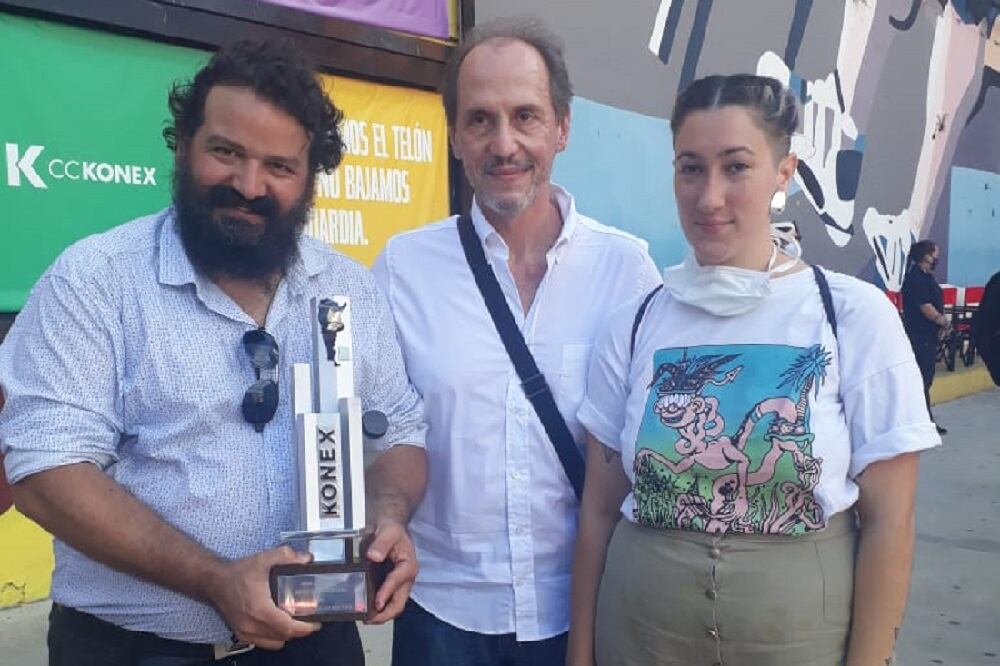 León Pagnutti y Angie, la sobrina de Miguel Sánchez, junto al autor de la nota, que entregó la distinción.