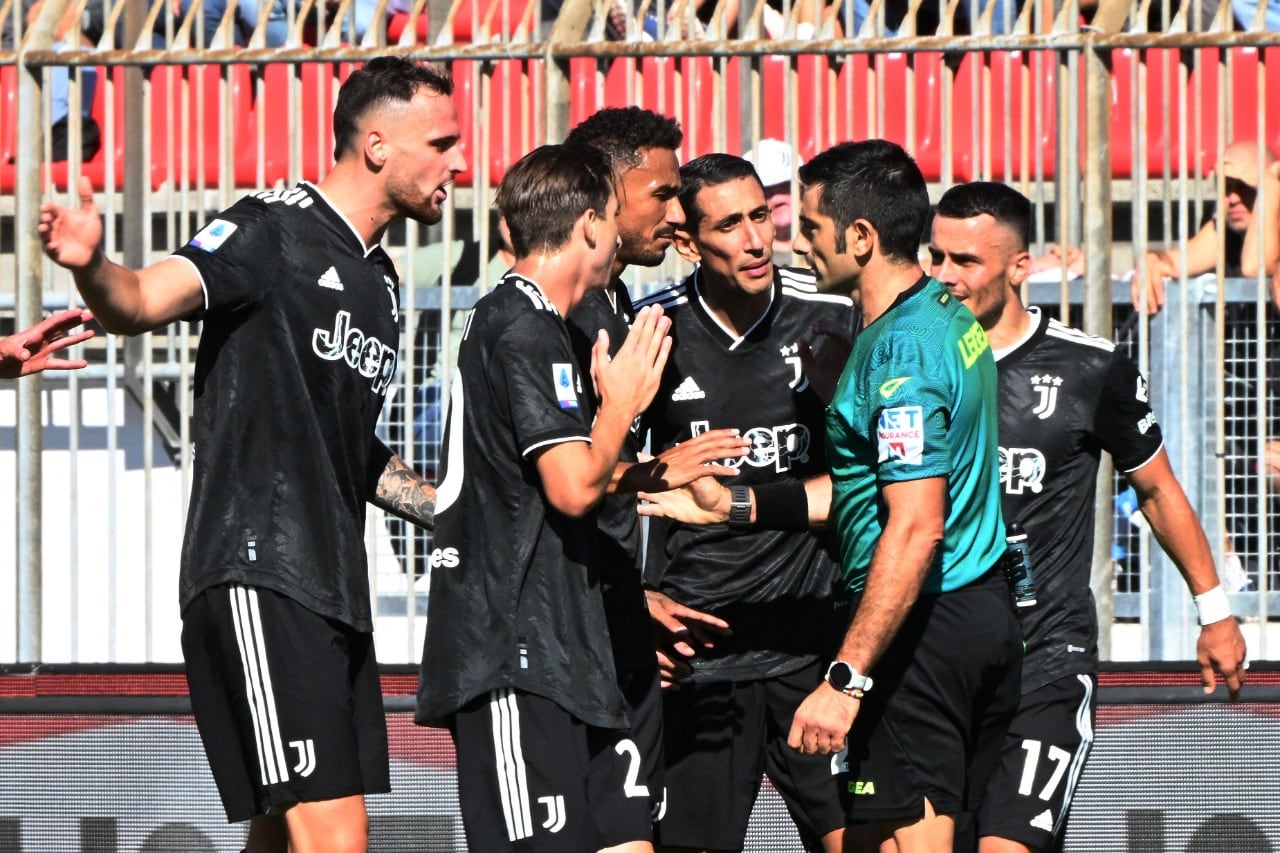 Los jugadores de la Juve reclaman al árbitro tras expulsar a Di María