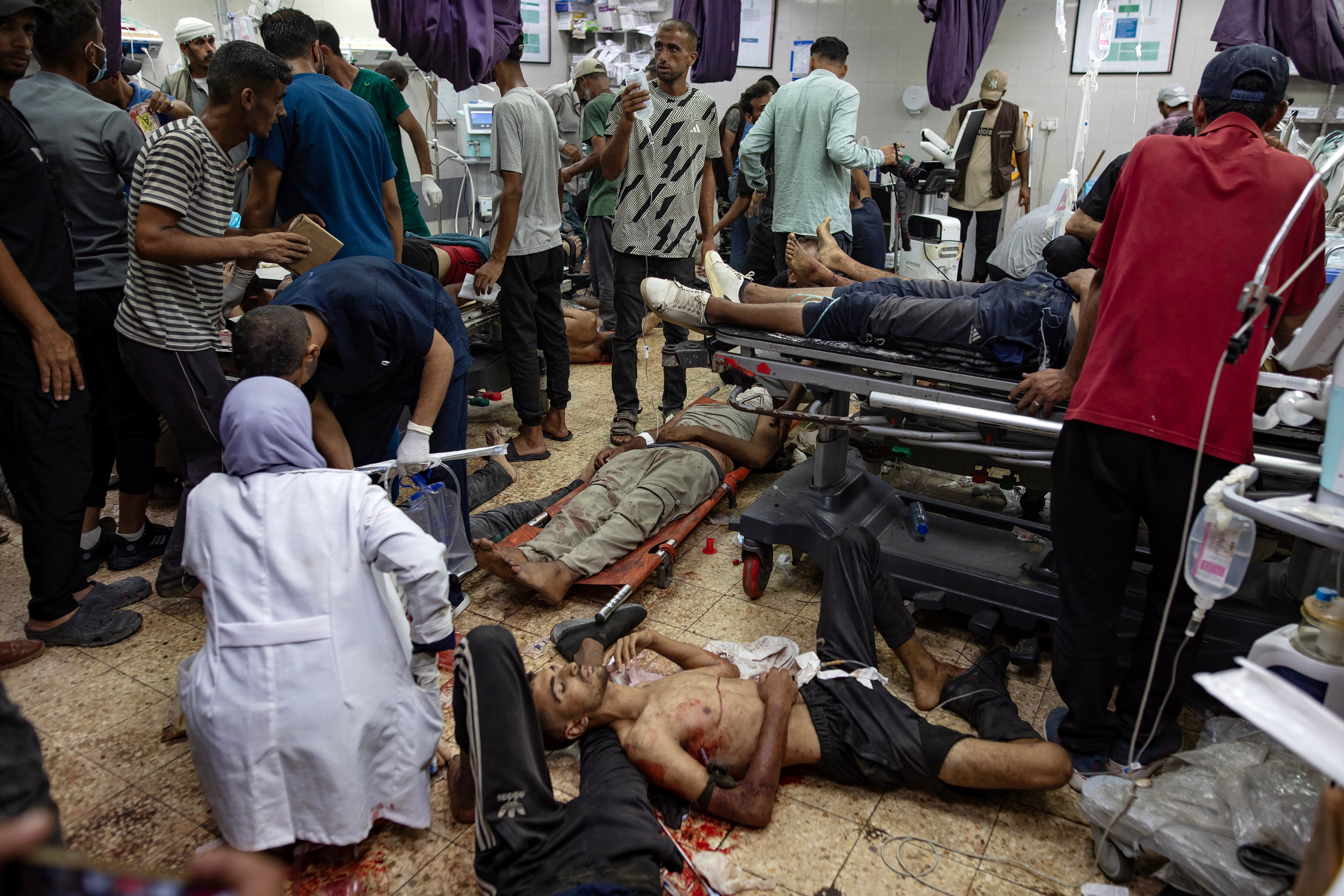 Palestinos heridos son atendidos en el Hospital Nasser en Jan Yunis, en la Franja de Gaza
