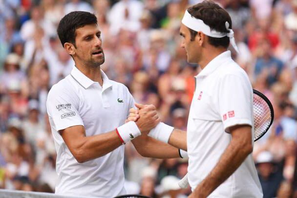 Djokovic y Federer, tras la final que el serbio ganó en 2019.