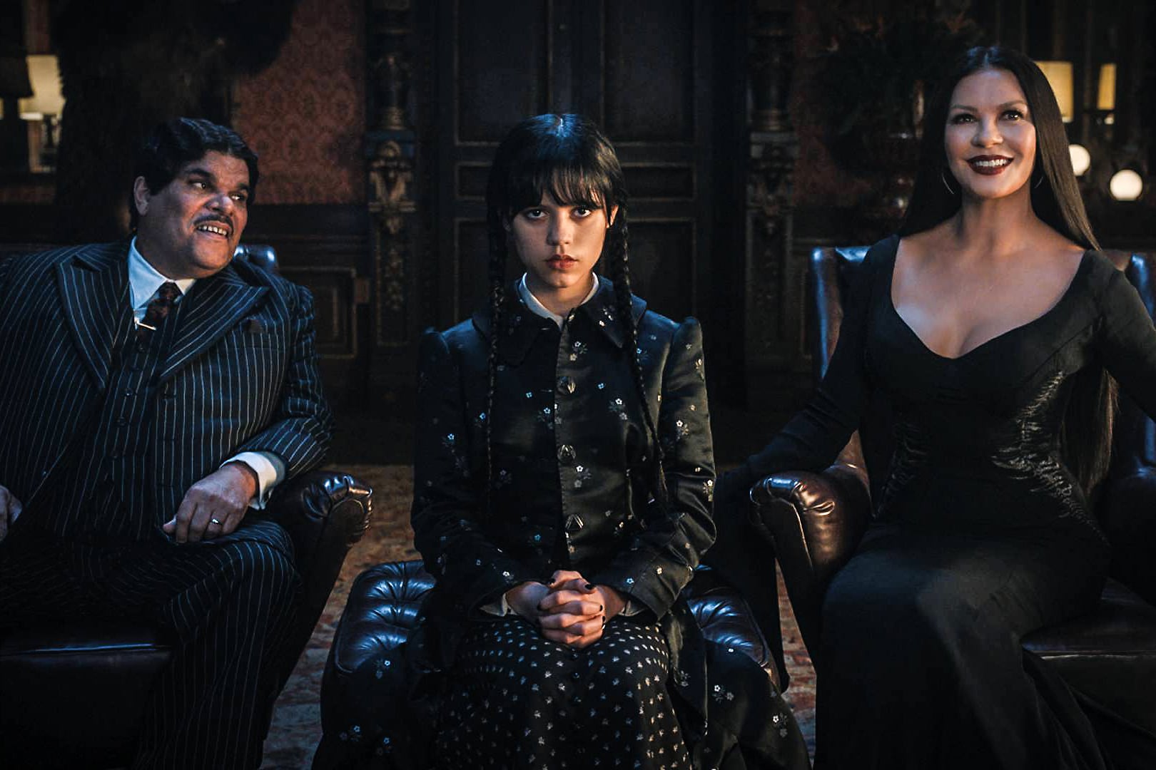 Homero (Luis Guzmán), Merlina (Jenna Ortega) y Morticia (Catherine Zeta-Jones), los Addams modelo 2022.