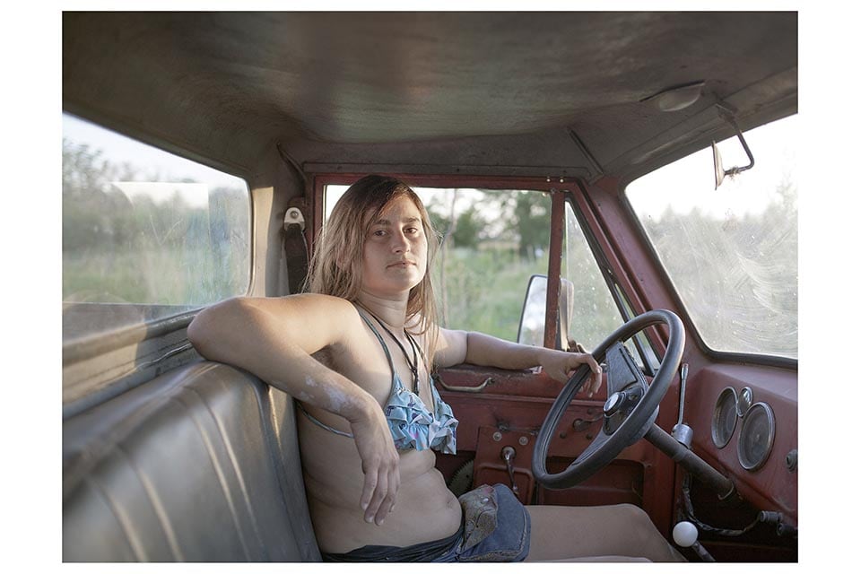 Dara, estudiante de agronomía, al volante de un rastrojero detenido en el tiempo. 