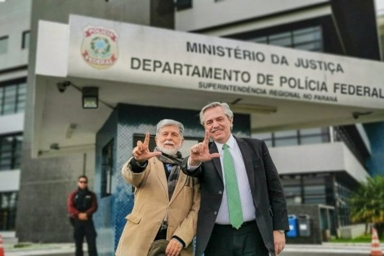 Amorim junto a Alberto Fernández, cuando visitaron a Lula en prisión.