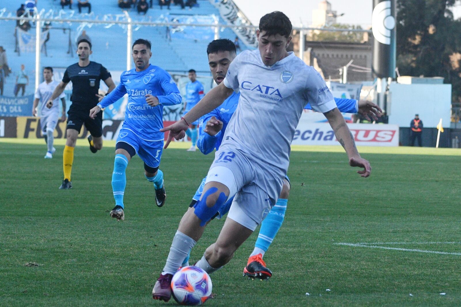 El Tomba ganó en Córdoba y sigue en la Copa Argentina