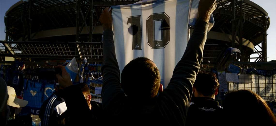 El San Paolo pasará a llamarse Diego Armando Maradona.