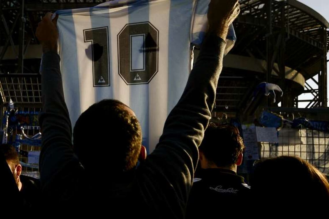 El San Paolo pasará a llamarse Diego Armando Maradona.