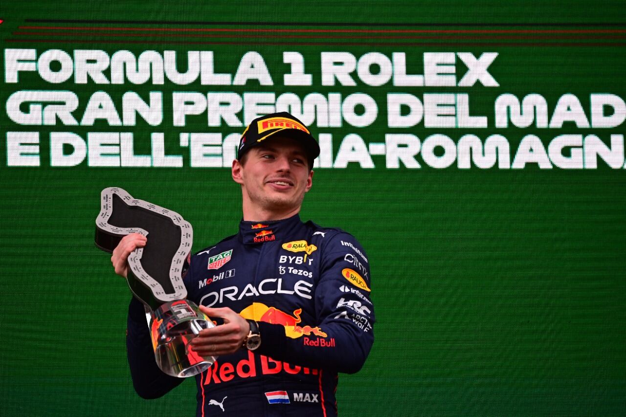 Max Verstappen luce con su trofeo en Monza
