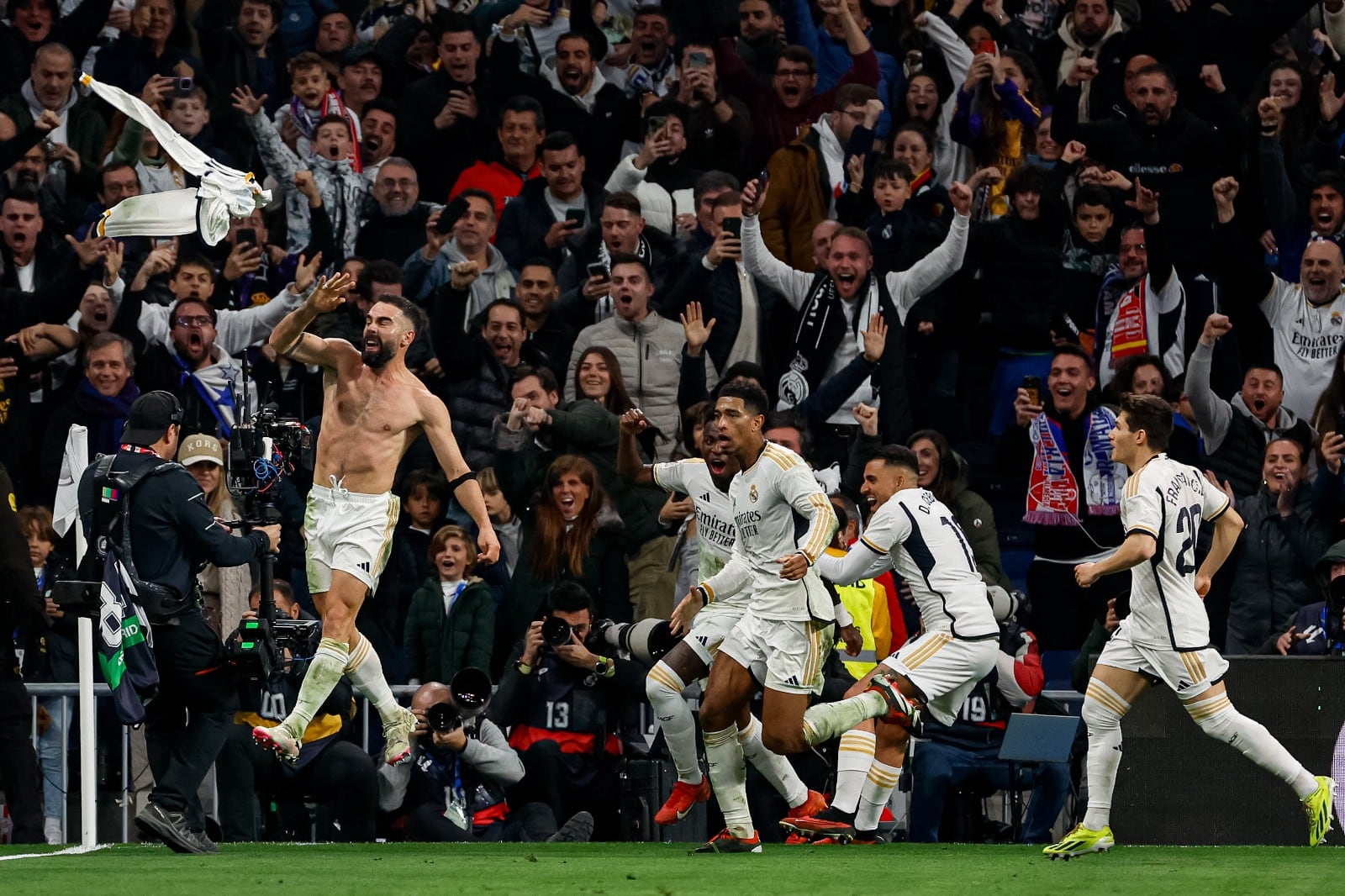 Carvajal festeja en cuero el triunfo tan agónico como polémico del Real.