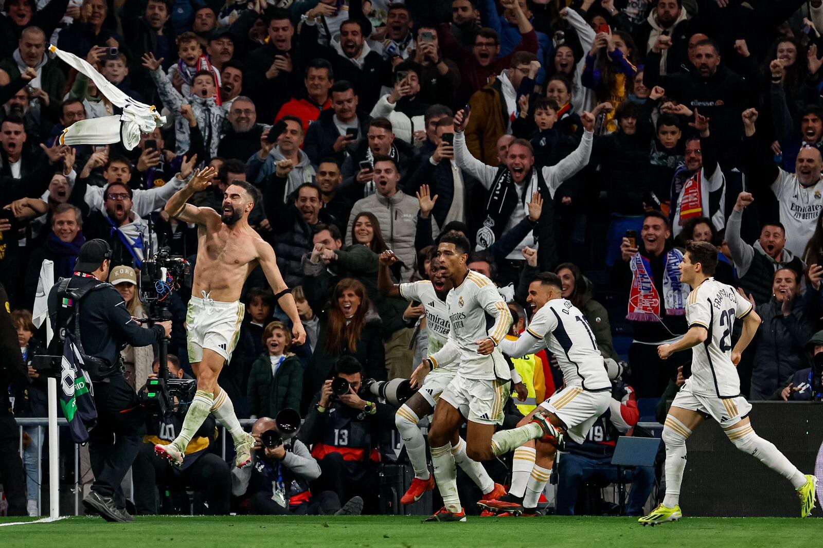 Carvajal festeja en cuero el triunfo tan agónico como polémico del Real.