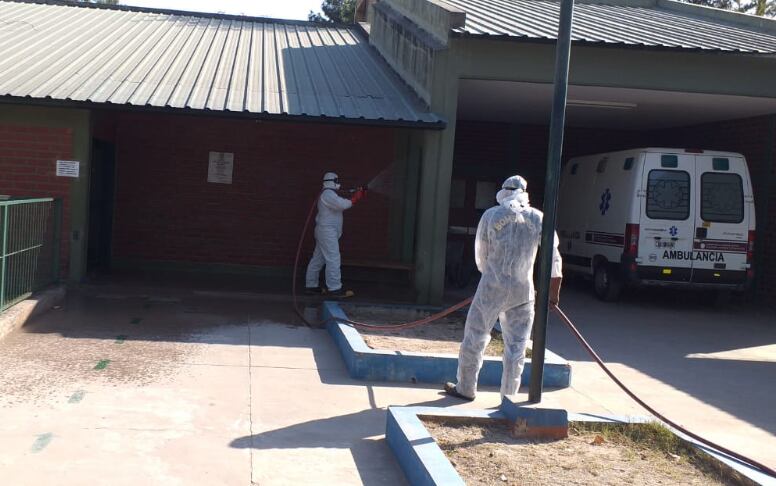 En Salvador Mazza los bomberos desinfectan los lugares de mayor concurrencia de público 