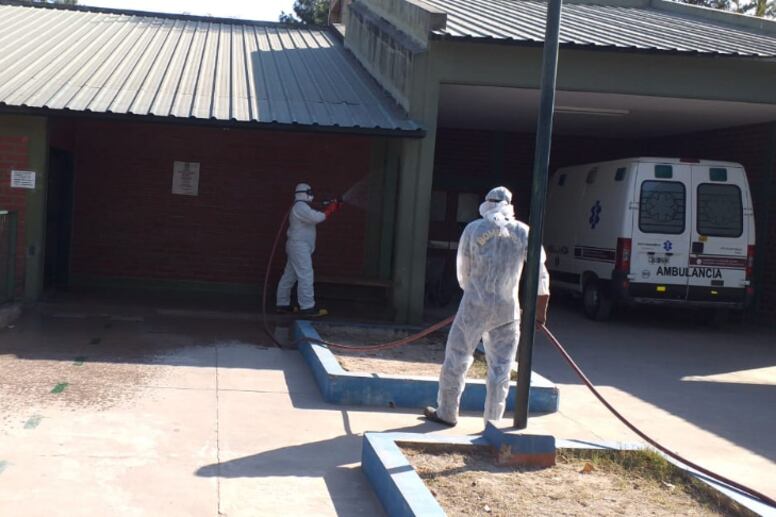 En Salvador Mazza los bomberos desinfectan los lugares de mayor concurrencia de público