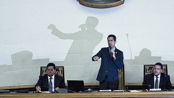 Guaidó habla en la Asamblea Nacional, el martes último, flanqueado por los vicepresidentes del cuerpo.