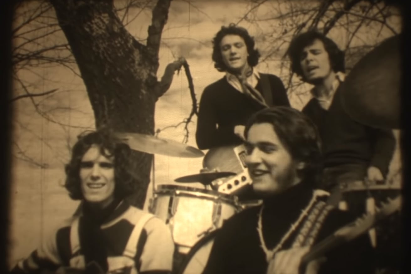 Almendra grabó "Final" en el mismo lugar que el clip de "Campos verdes".