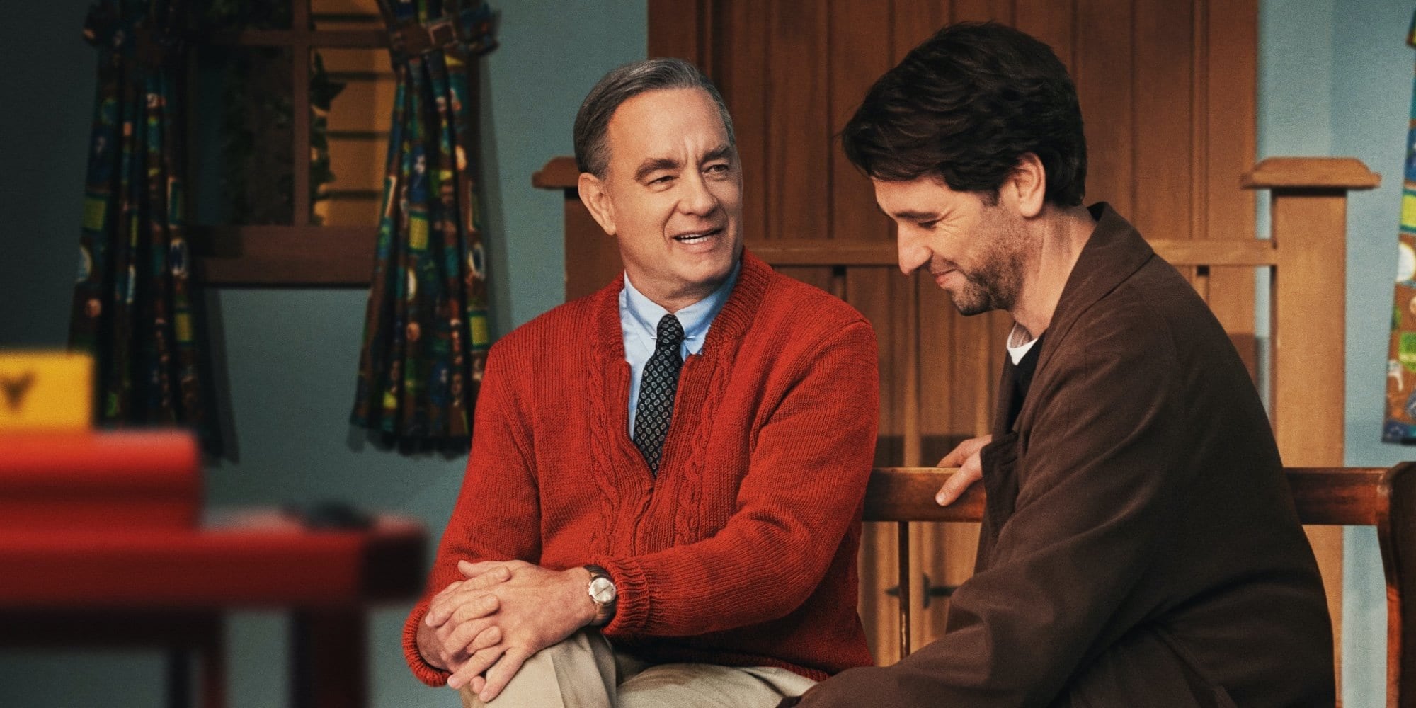 Tom Hanks y Matthew Rhys en el set del show infantil "Mister Rogers' Neighborhood".
