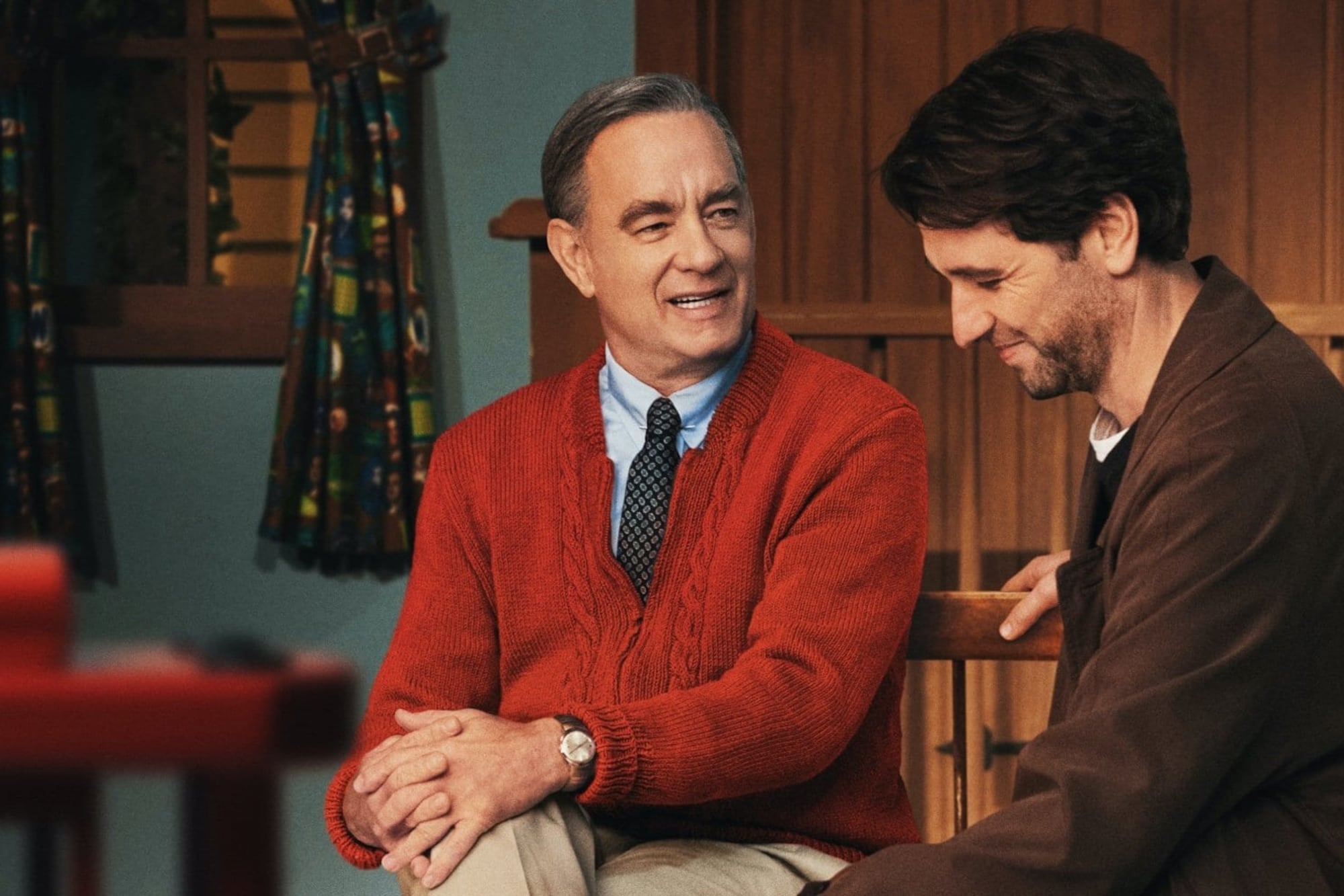 Tom Hanks y Matthew Rhys en el set del show infantil "Mister Rogers' Neighborhood".