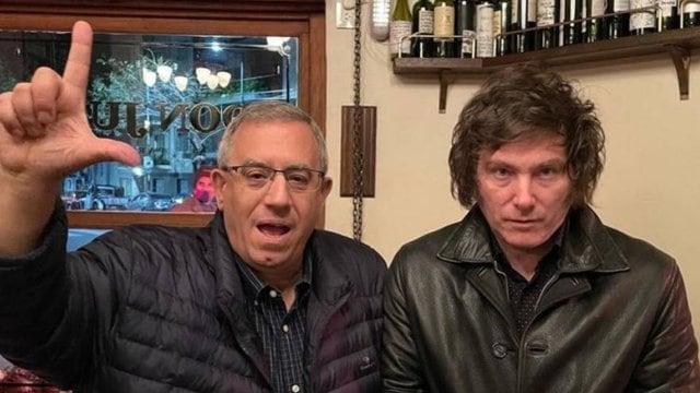 El "puntero" Carlos Maslatón junto a su líder Javier Milei.