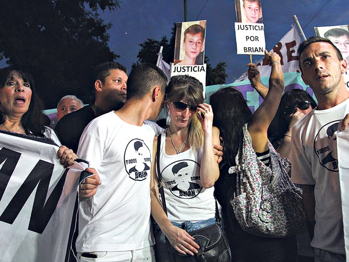 Los padres de Brian Aguinaco encabezaron la marcha que terminó en Carabobo y Rivadavia.