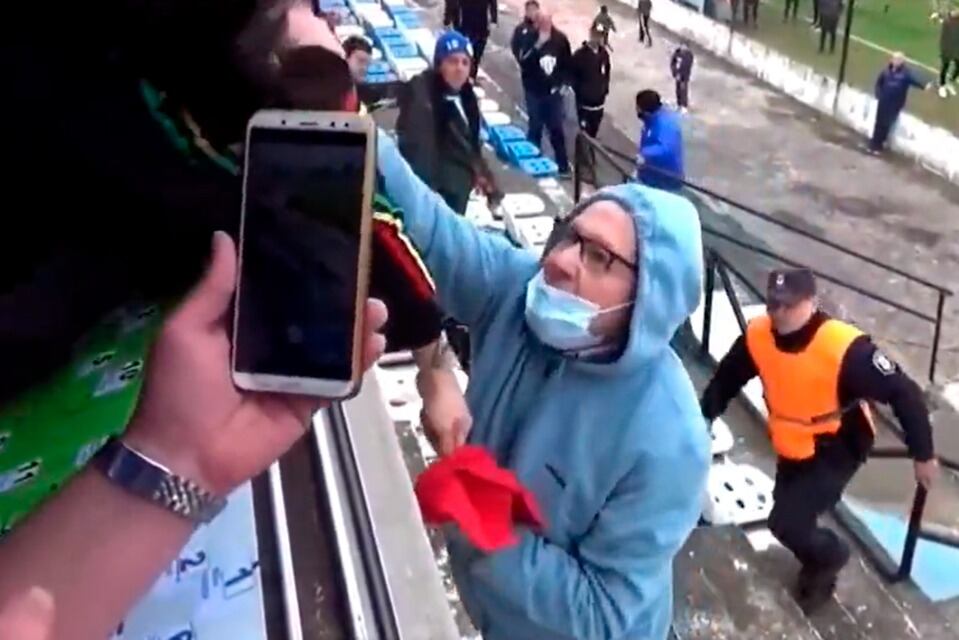 El momento de la agresión a los periodistas mientras un policía corre hacia la escena