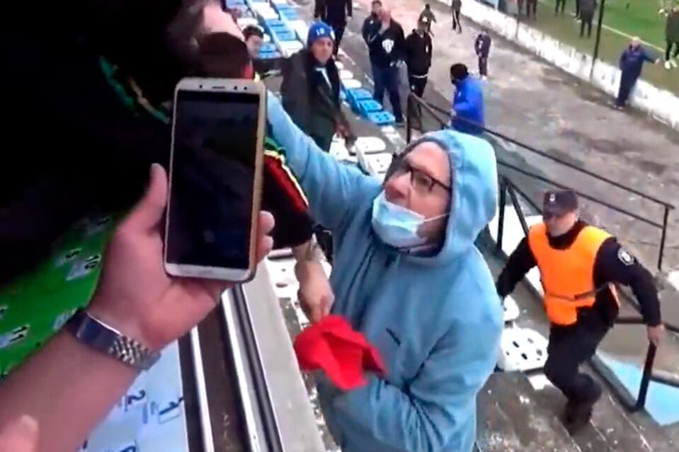 El momento de la agresión a los periodistas mientras un policía corre hacia la escena