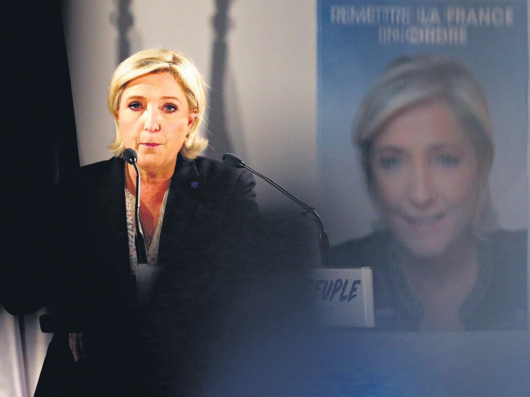 Le Pen da un discurso durante un acto de campaña del Frente Nacional en Arcis-sur-Aube, Este de Francia.