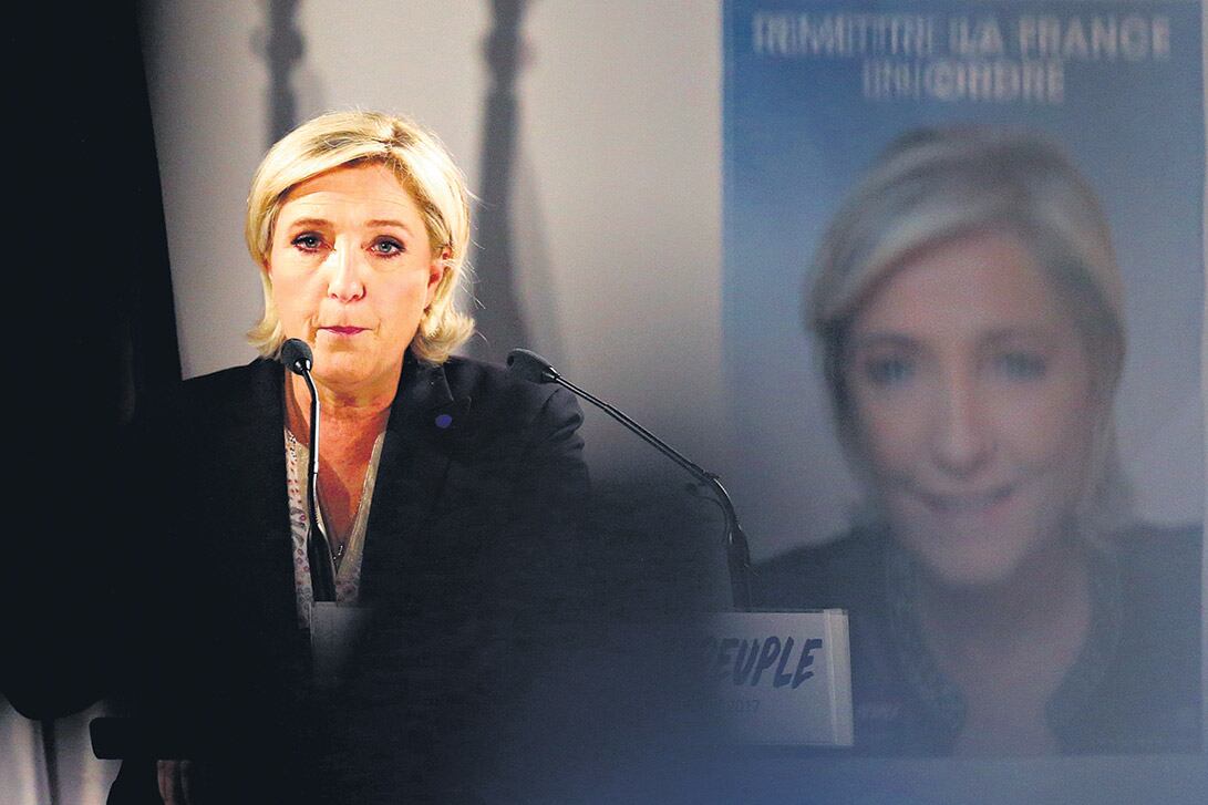 Le Pen da un discurso durante un acto de campaña del Frente Nacional en Arcis-sur-Aube, Este de Francia.