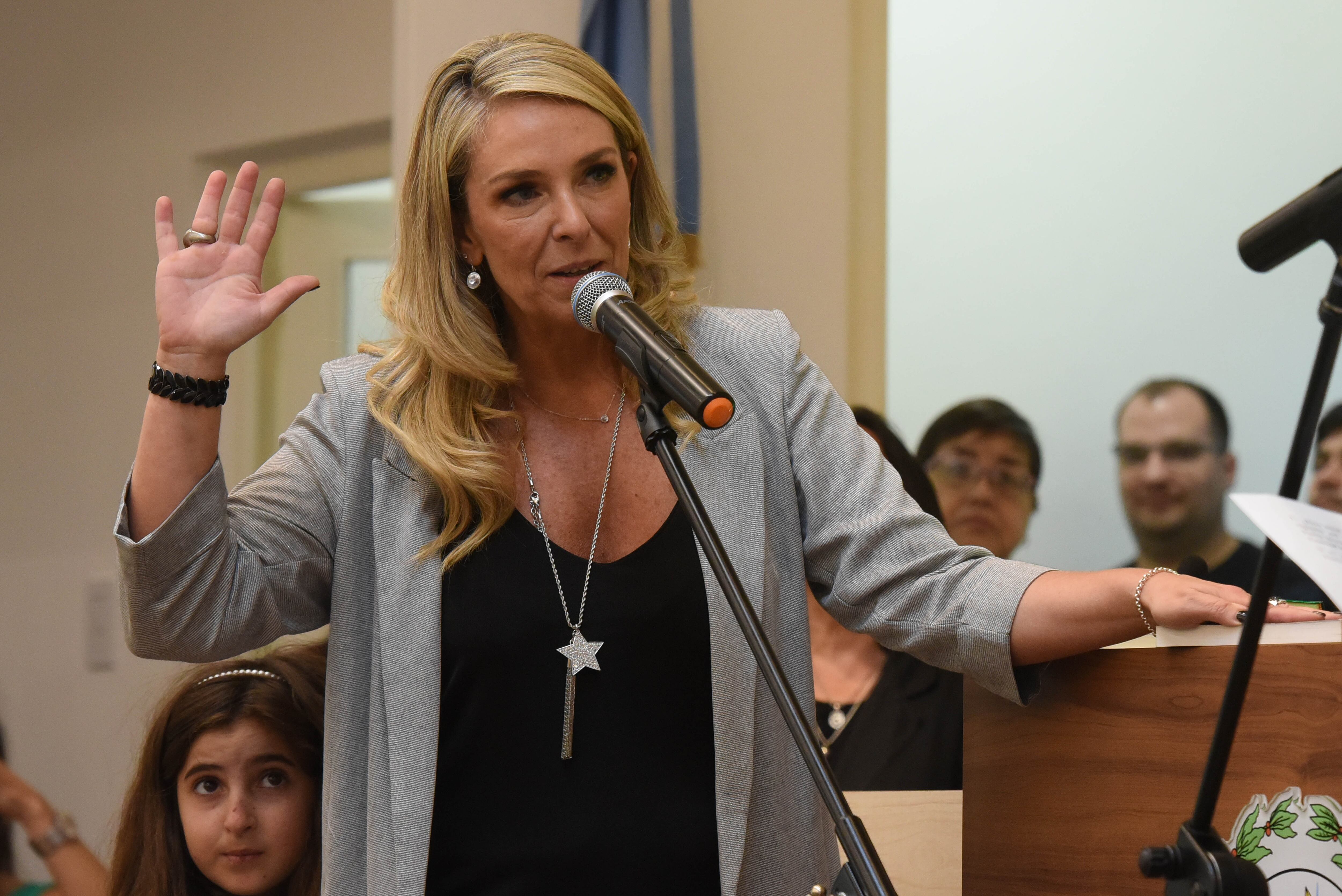 Acompañada por su hija, Schmuck juró como edila rosarina. 