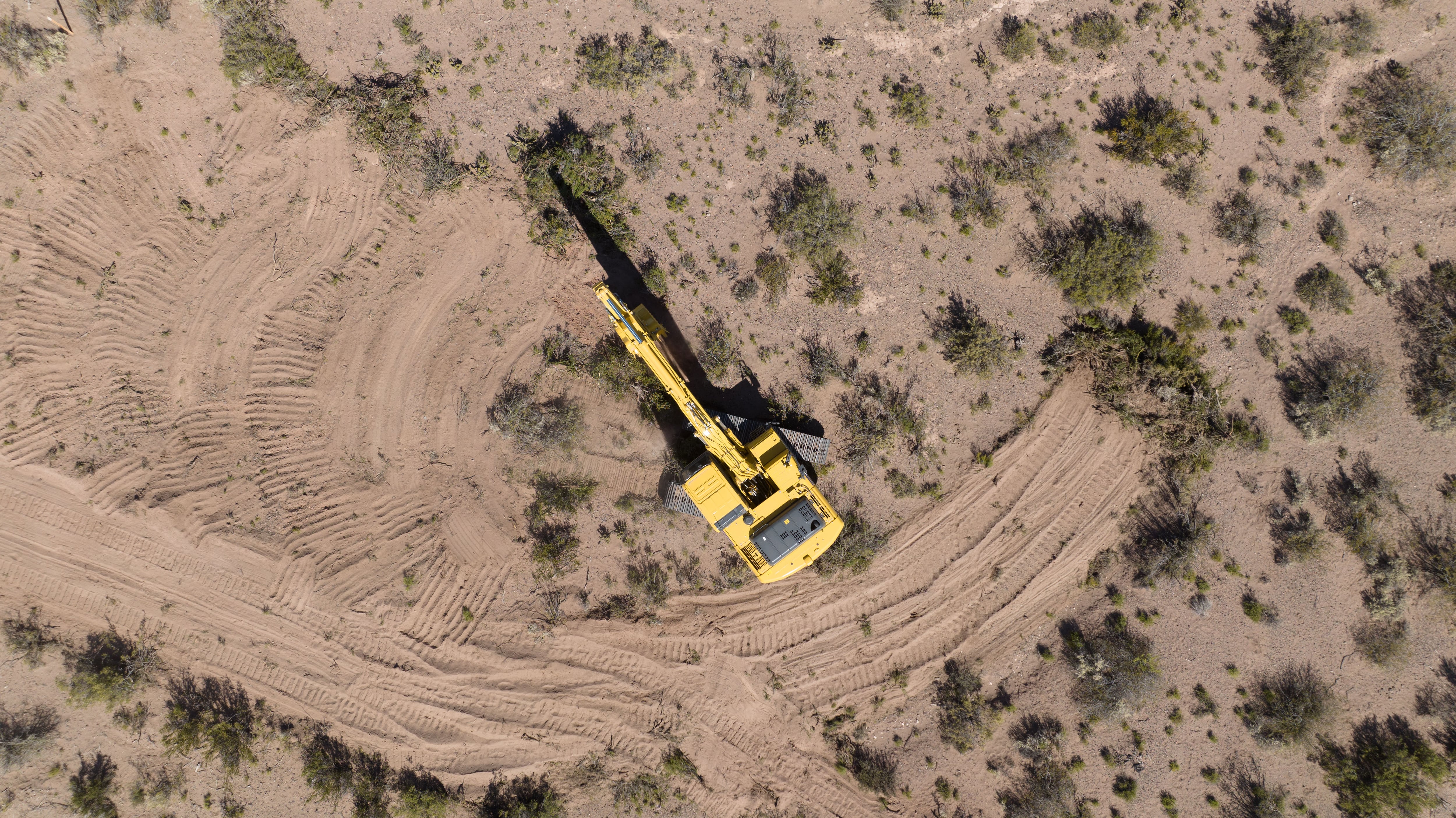 La empresa Energía Argentina comenzó los trabajos en el km 0 de la traza del Gasoducto Presidente Néstor Kirchner, tras la llegada de las primeras máquinas a Tratayén, Neuquén.