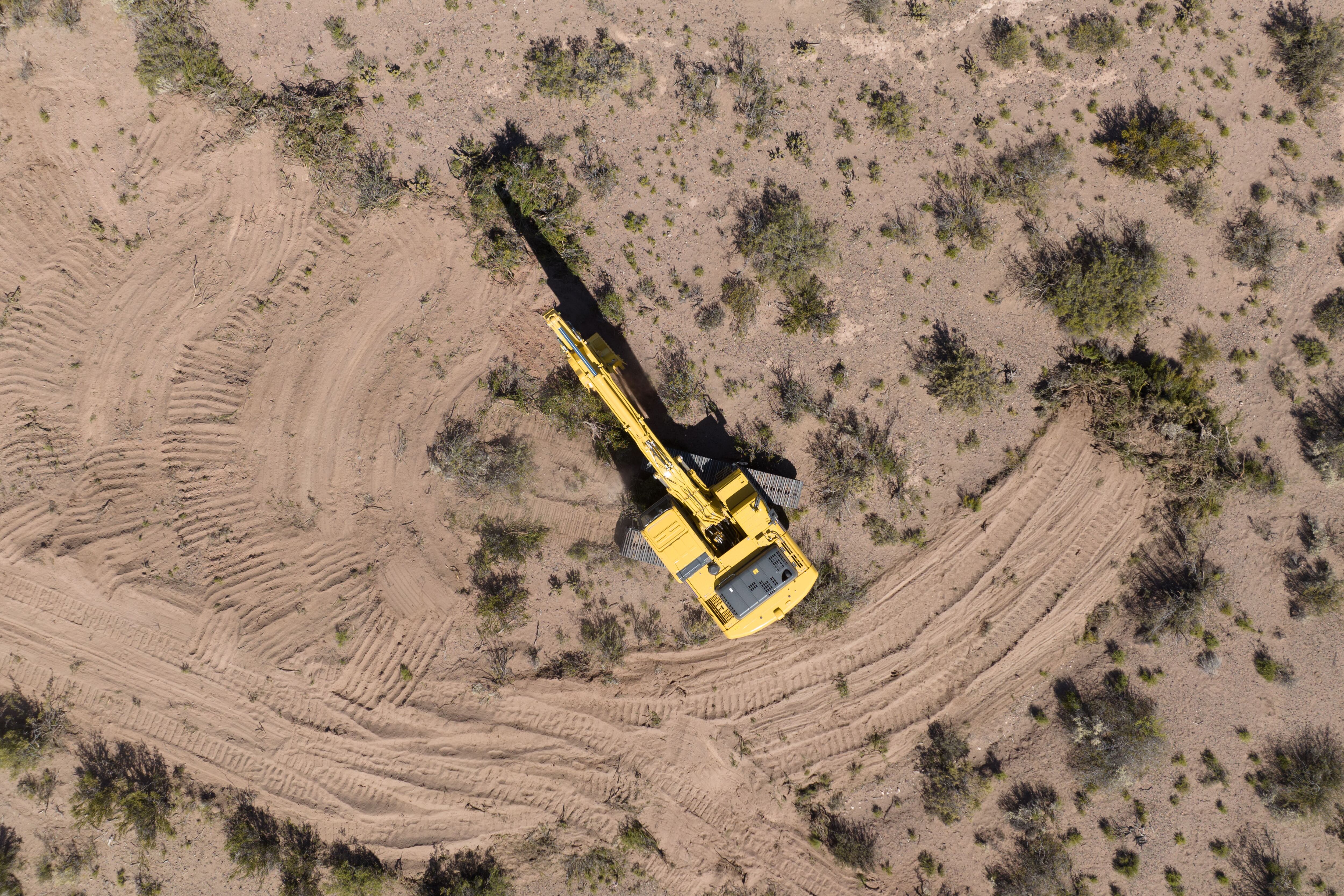 La empresa Energía Argentina comenzó los trabajos en el km 0 de la traza del Gasoducto Presidente Néstor Kirchner, tras la llegada de las primeras máquinas a Tratayén, Neuquén.