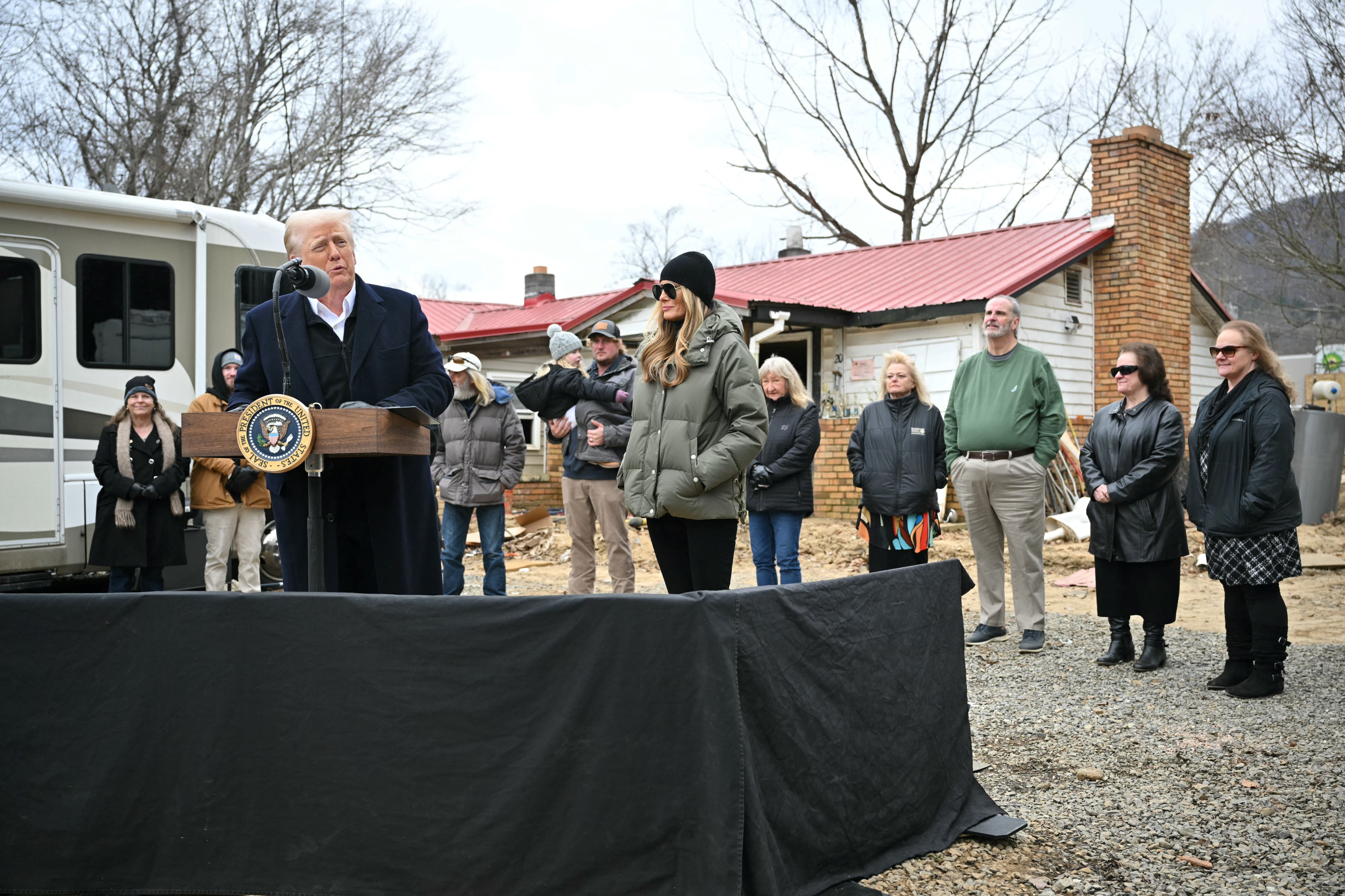 Antes de California, Trump viajó a una Carolina del Norte devastada tras el paso del huracán Helene