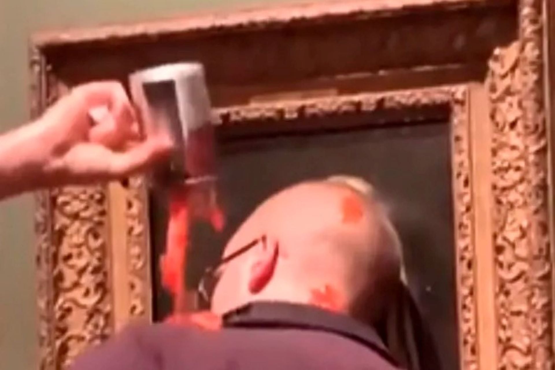 Un militantes de Just Stop Oil se pegó a la obra de Vermeer y otro arrojó una lata de tomates, en el Museo Mauritshuis de La Haya, en Países Bajos.