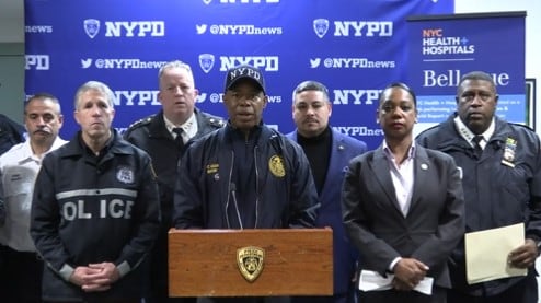 Conferencia de prensa de la Policía de Nueva York, tras el ataque a tres efectivos cerca de Times Sqare. Imagen: @NYPDnews