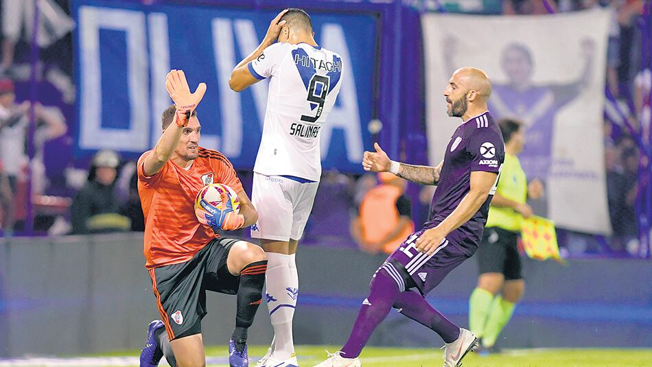 Armani le contiene el penal a Salinas, que se lamenta. Más atrás palpita Pinola.