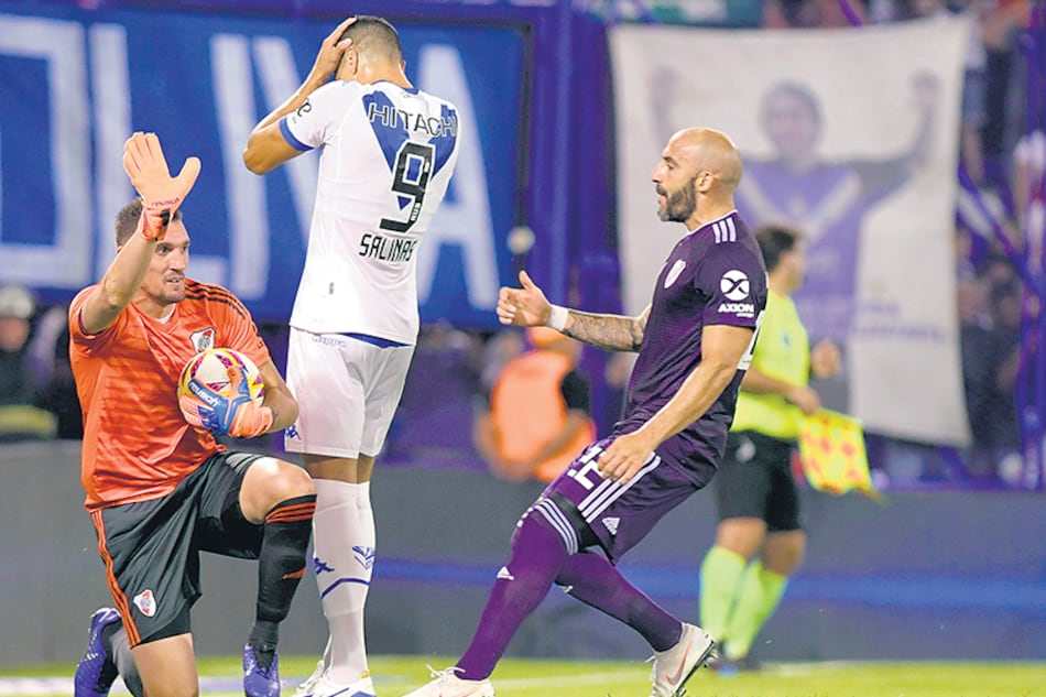 Armani le contiene el penal a Salinas, que se lamenta. Más atrás palpita Pinola.