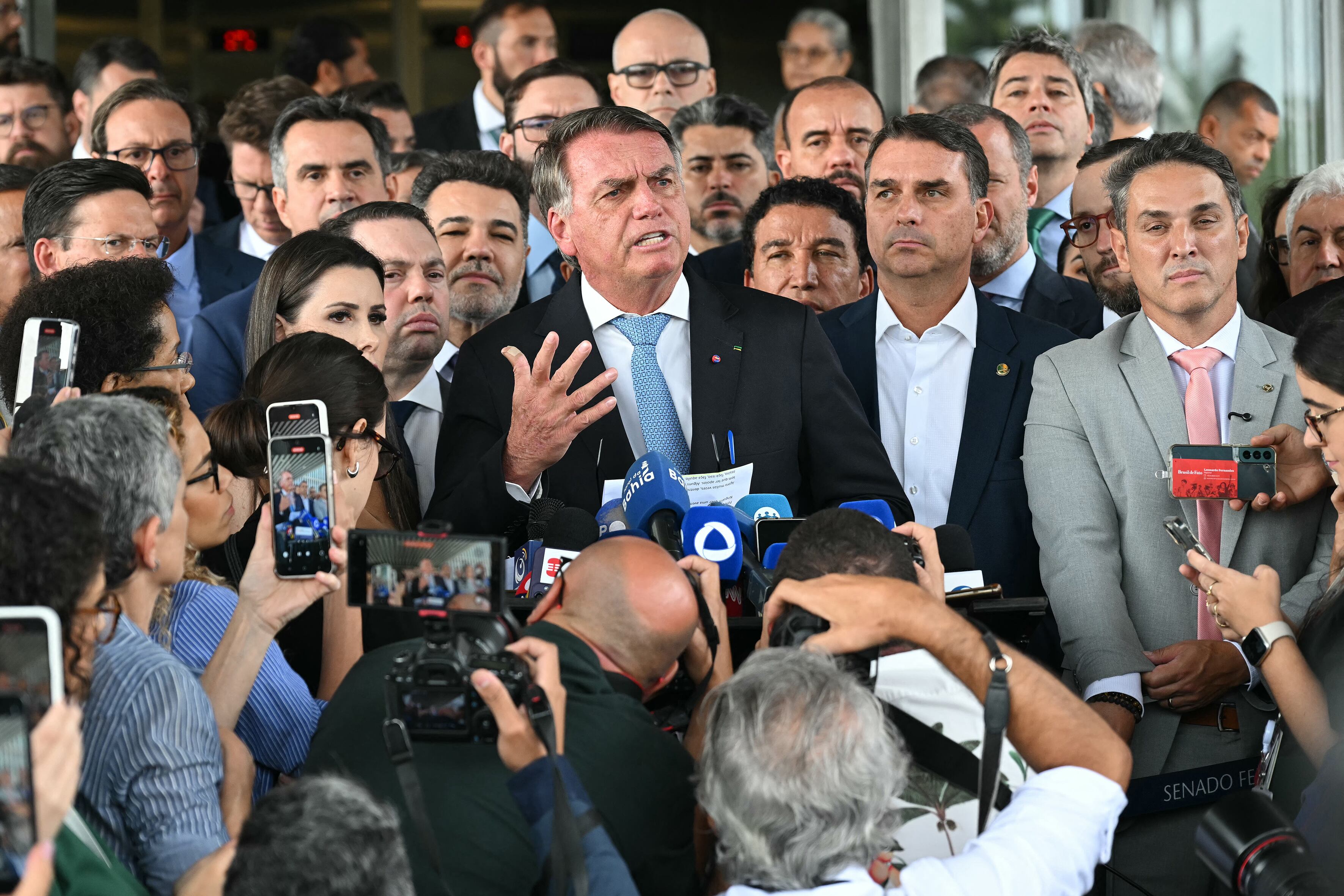 Bolsonaro habla con periodistas después de la primera audiencia del STF.