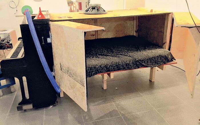 Una de las obras de Casa tomada: el piano-cama de Leonello Zambón.