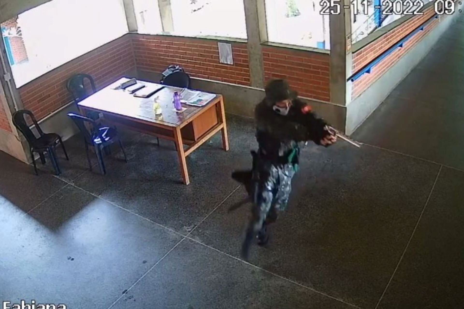 Un hombre entró a dos esuelas en Aracruz, estado de Espíritu Santo, con ropa de camuflaje y la cara tapada. Disparó y mató a 3 personas e hirió a otras 11. (Foto: captura de imagen)