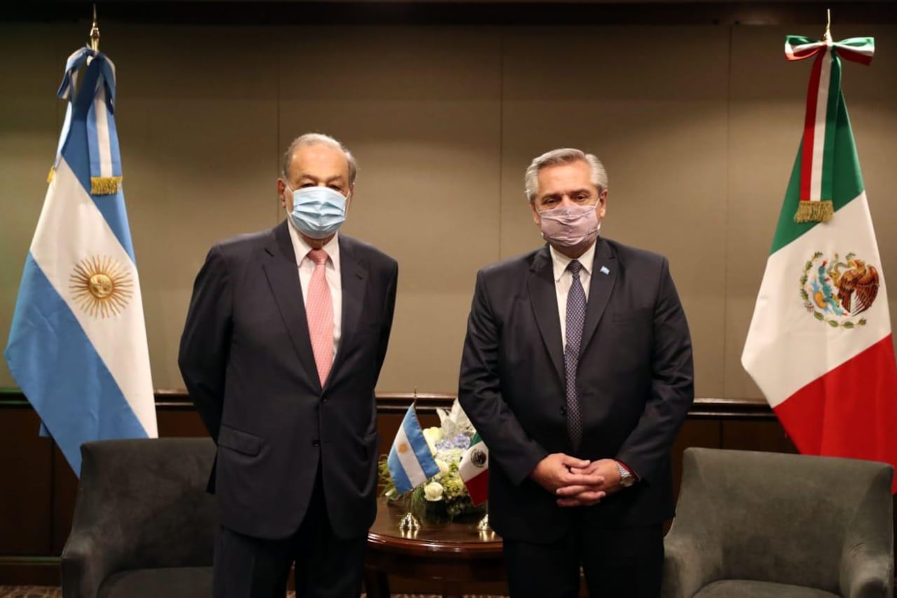 Alberto Fernández con el empresario Carlos Slim.