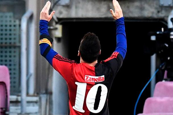 Messi, con la camiseta que Maradona había usado en su paso por Newell's.