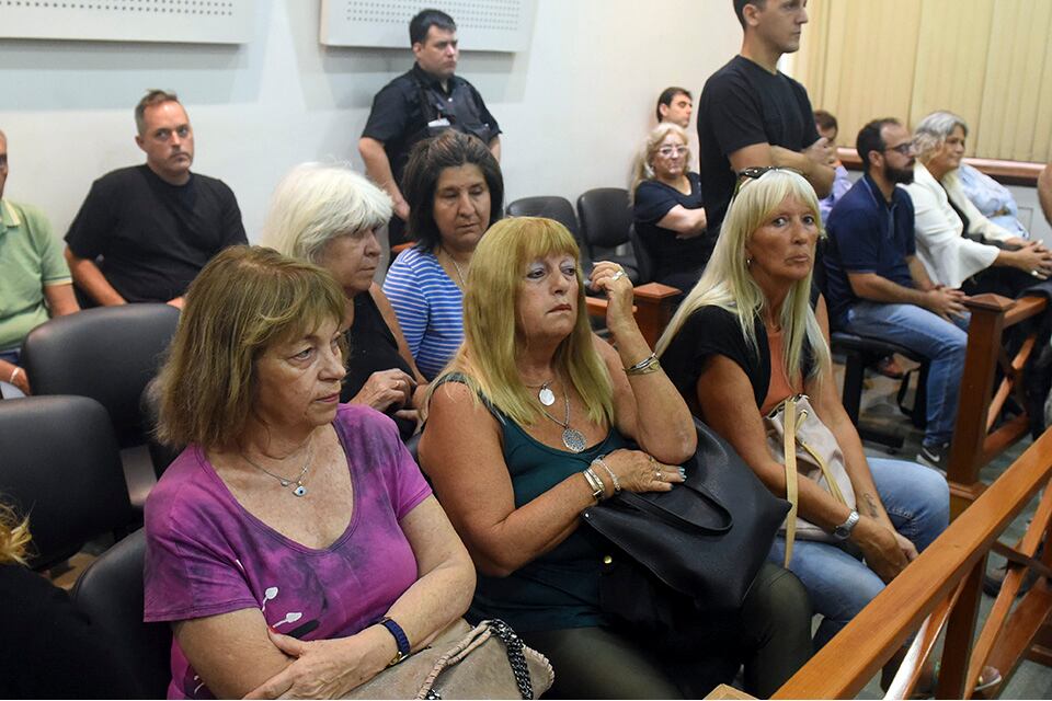 Claudia Vaio, la mamá de Santiago (mira a cámara), fue una de las que expuso. 