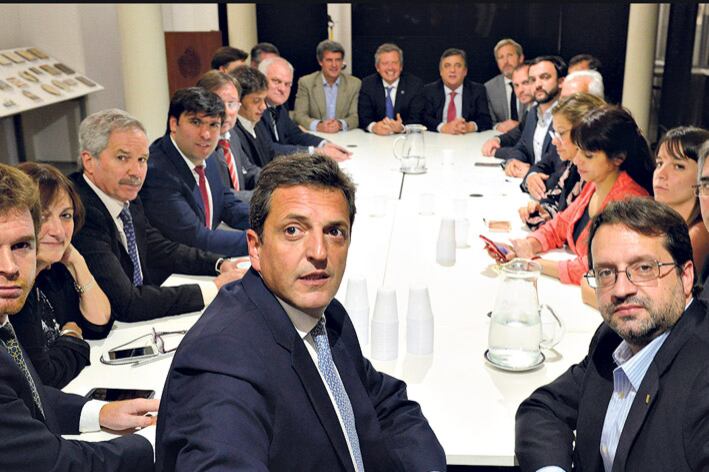 Los ministros Prat-Gay y Frigerio llegaron ayer a la Cámara de Diputados para acordar con los bloques opositores.