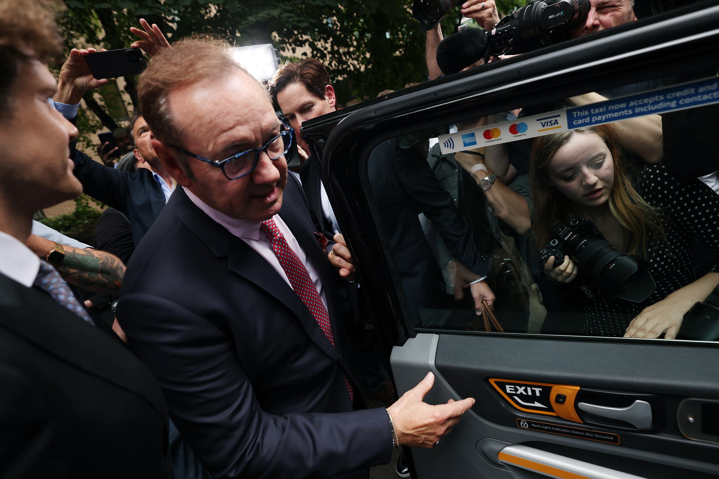 Kevin Spacey fue aclamado por el público a la salida de los tribunales