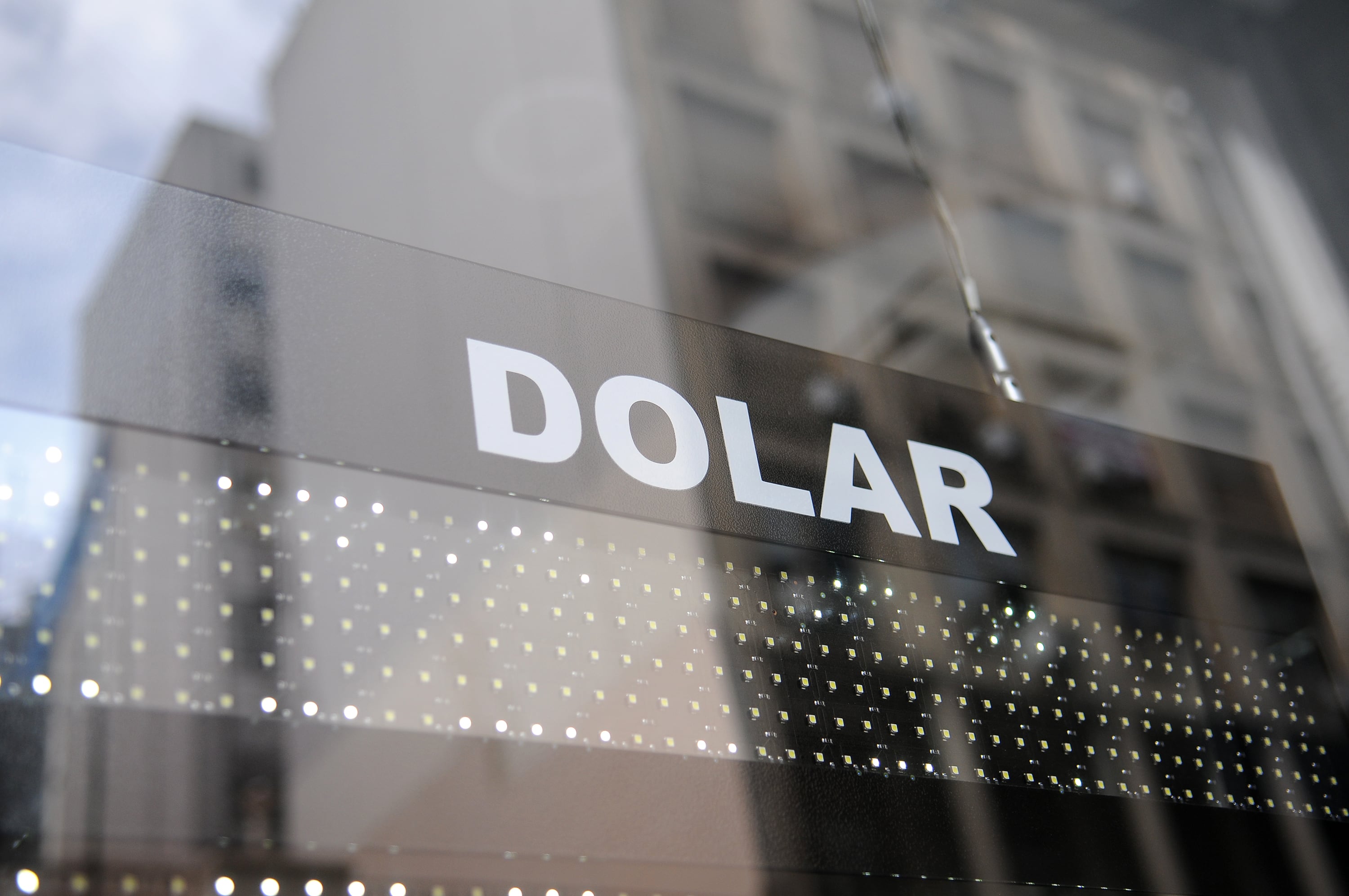 Pese al primer ingreso de divisas del agro, el dólar mayorista apenas bajó 50 centavos