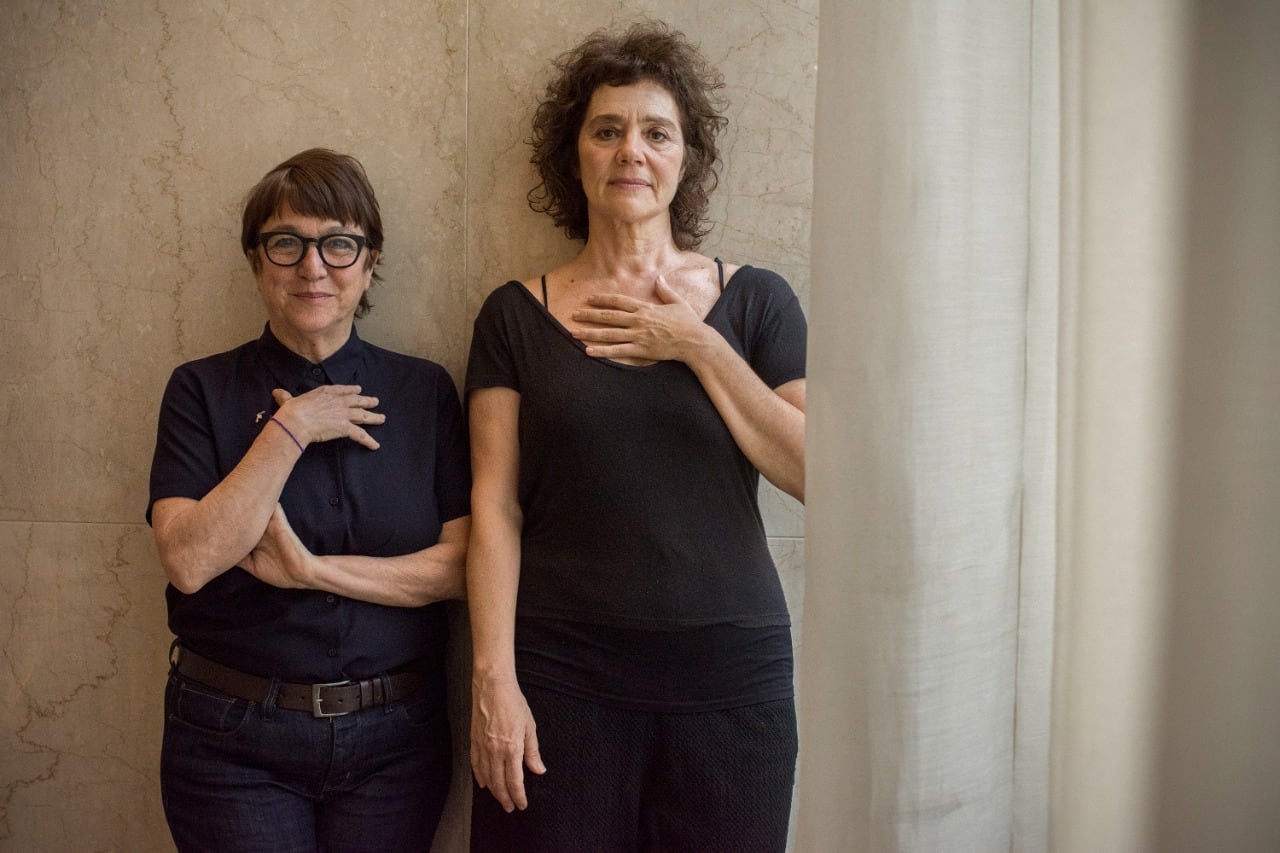 Vivi Tellas y María Onetto en el hall de la Martín Coronado.