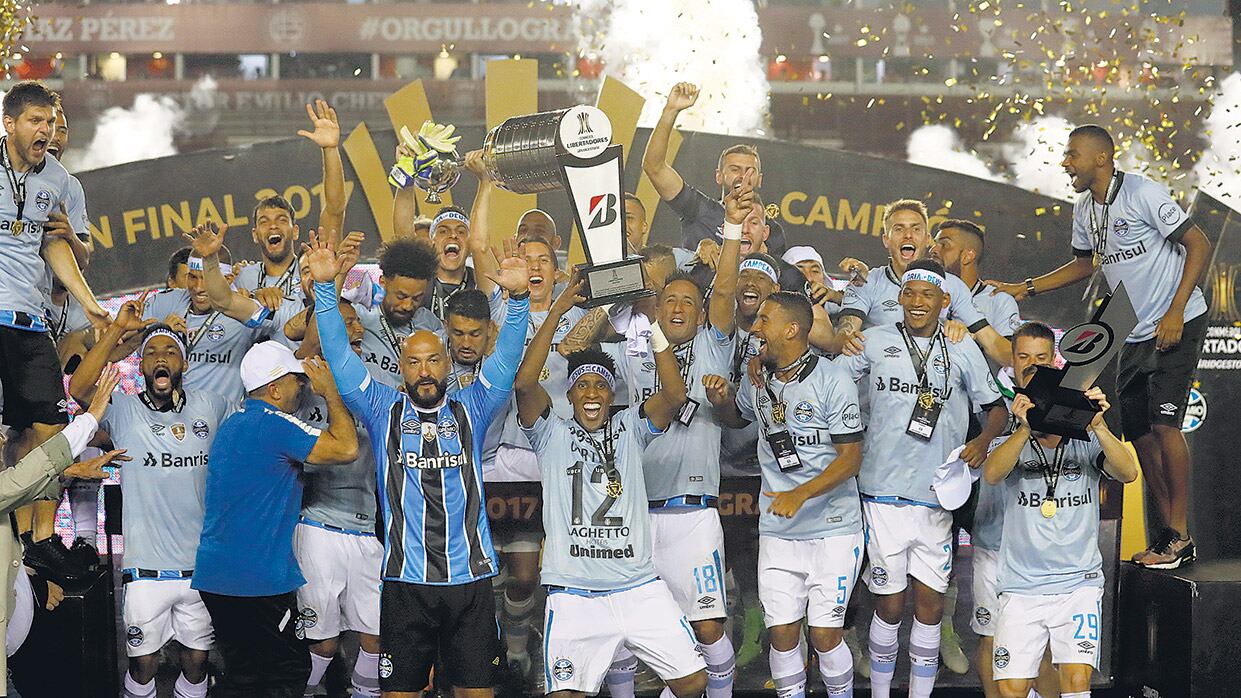 Gremio alza la Copa Libertadores. Fernandinho abrió la cuenta y Luan sentenció el pleito en la primera parte.
