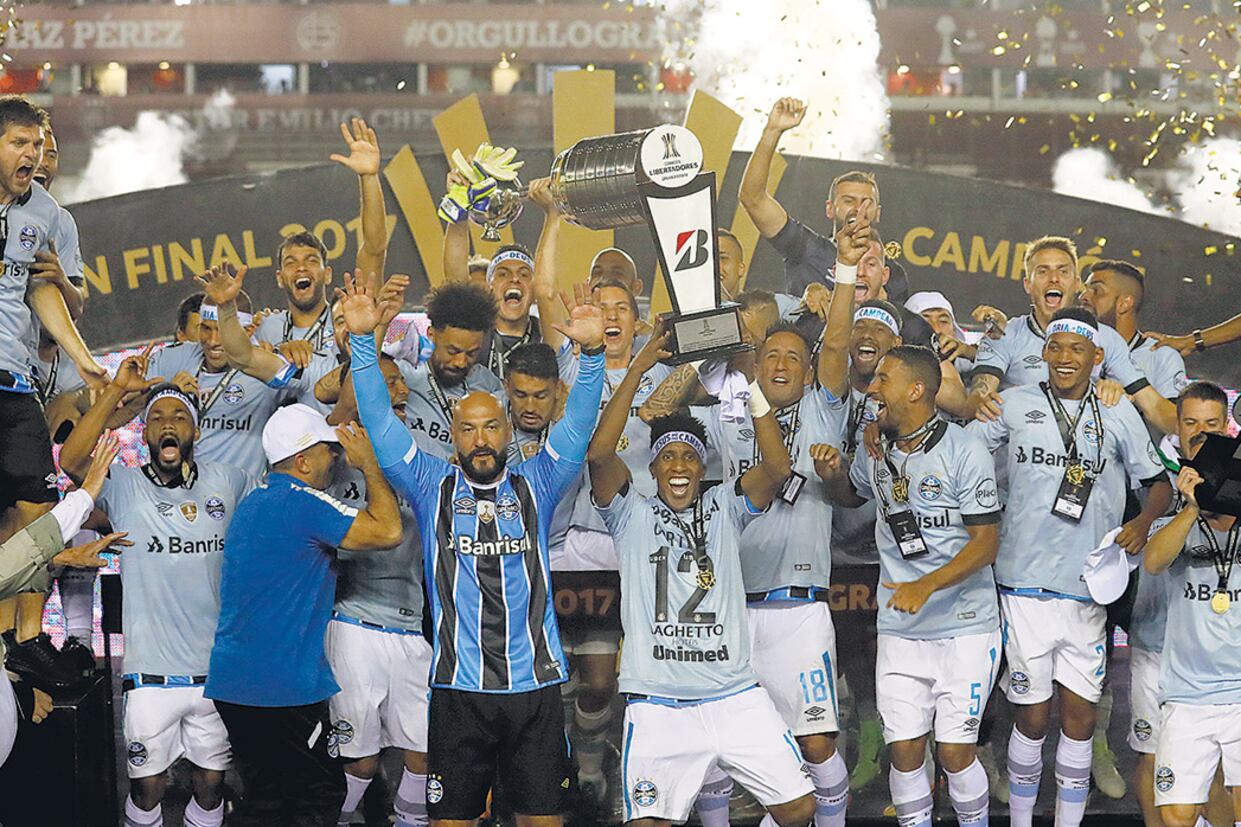 Gremio alza la Copa Libertadores. Fernandinho abrió la cuenta y Luan sentenció el pleito en la primera parte.
