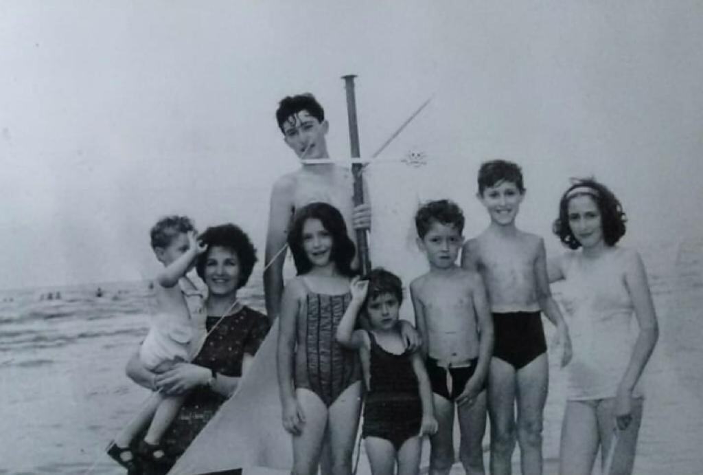 Familia de clase media baja, disfrutando de un domingo de sol en Punta Lara en el verano del ’63. En brazos de Ofelia González, su hijo, el autor de esta nota. Y sus seis hermanos.