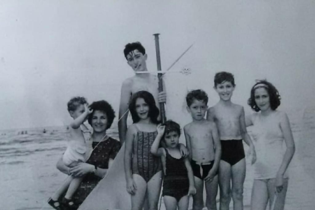 Familia de clase media baja, disfrutando de un domingo de sol en Punta Lara en el verano del ’63. En brazos de Ofelia González, su hijo, el autor de esta nota. Y sus seis hermanos.