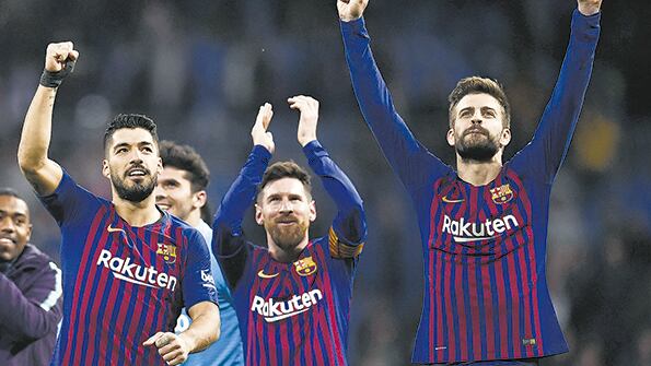 Lionel Messi, Luis Suárez y Gerard Piqué festejan en el Bernabéu.